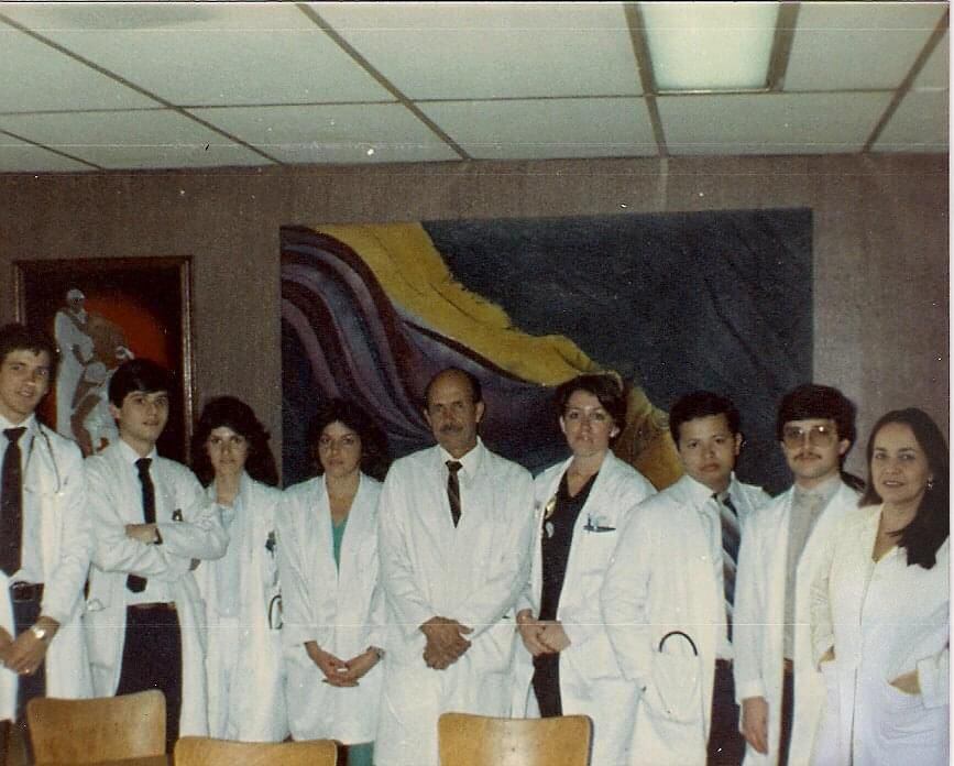 Carlos Jiménez Herrera en una foto cuando fue interno en el Hospital México, centro al cual considera su 'Alma Mater'. Jiménez es el segundo de derecha a izquierda.