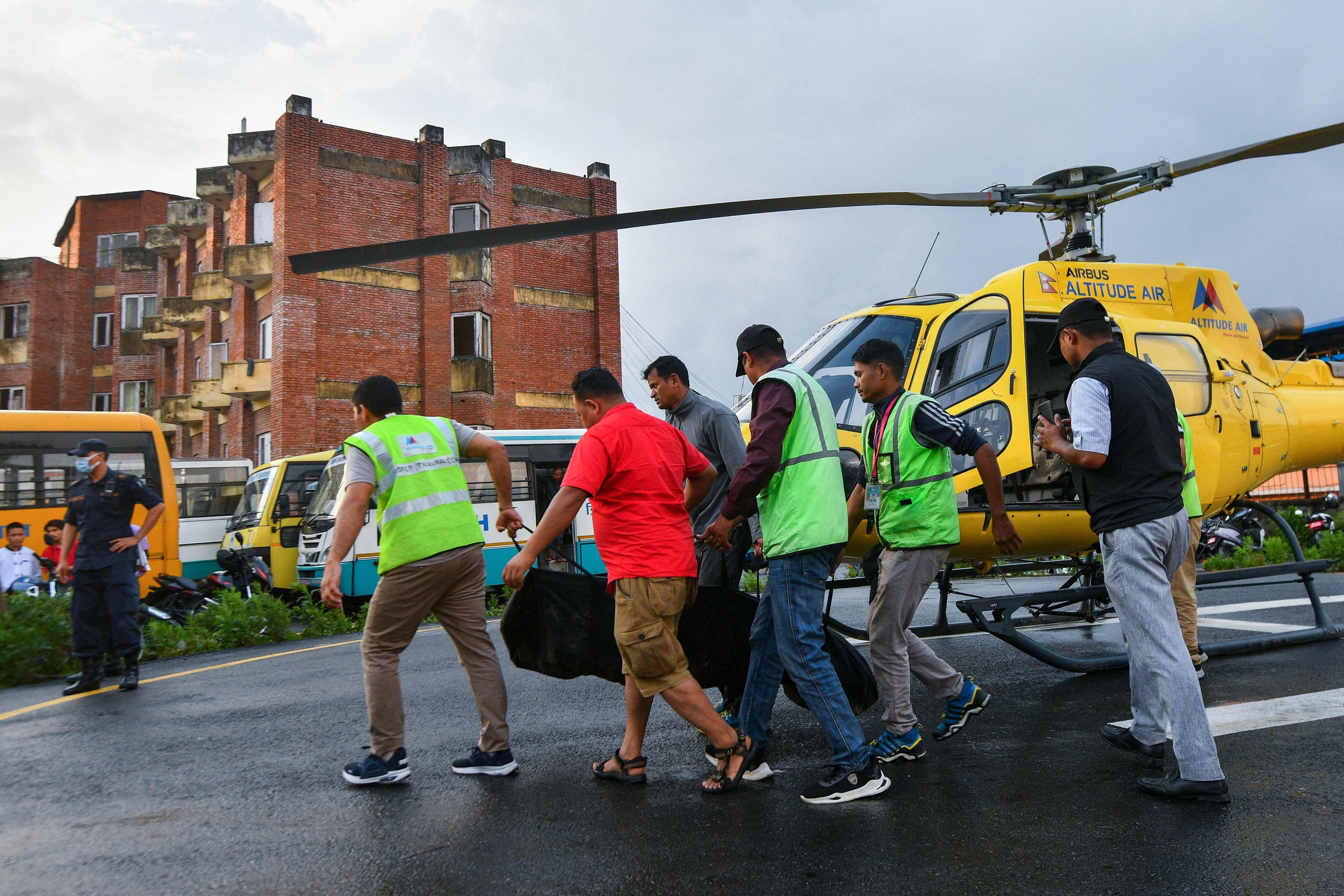 Los equipos en tierra llevaron los cuerpos rescatados hasta el helicóptero y luego a la capital. 