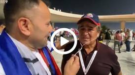Jorge Luis Pinto llora ante el cariño que le profesa un aficionado costarricense en Qatar 2022