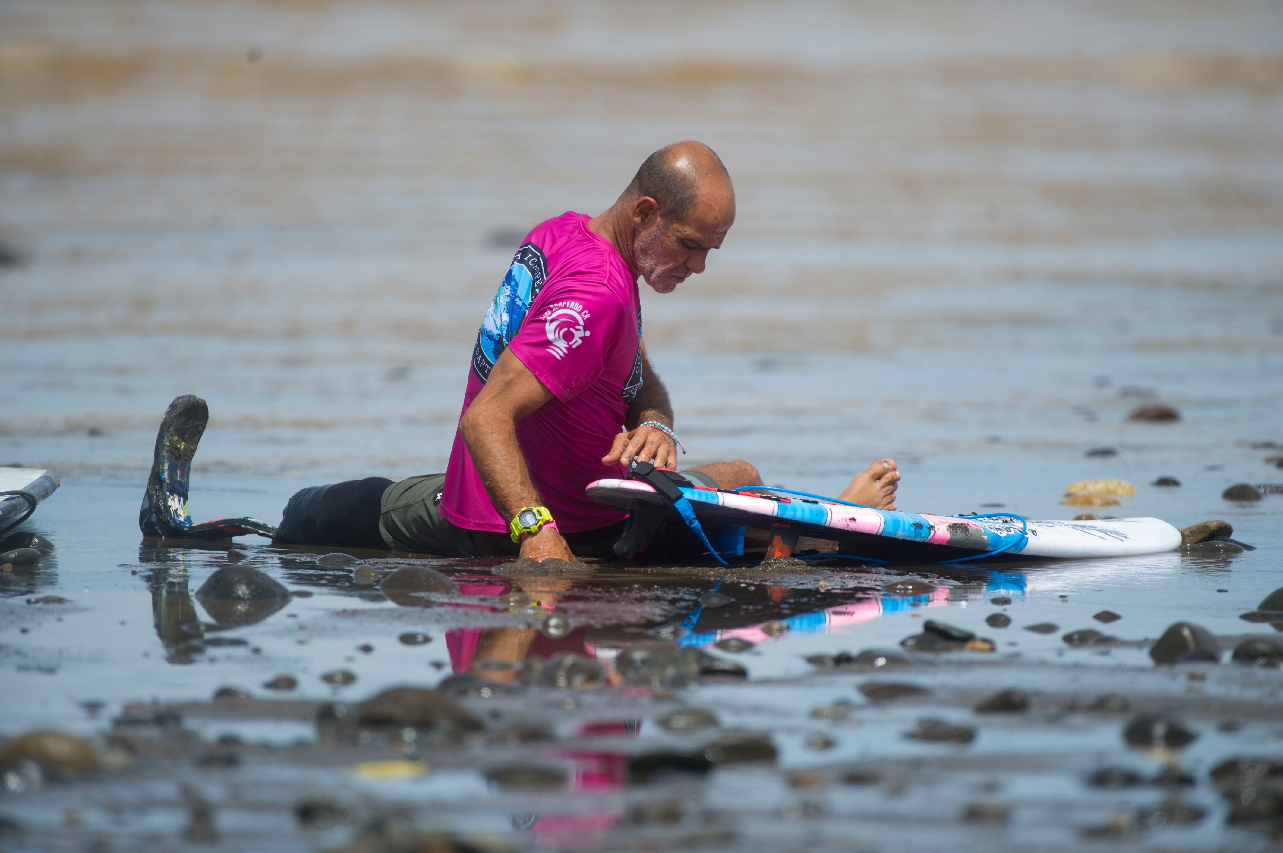 Nachaman Balulu, surifsta de  Israel, se prepara para competir en su heat durante el Open Pro of Adaptive Surfing.