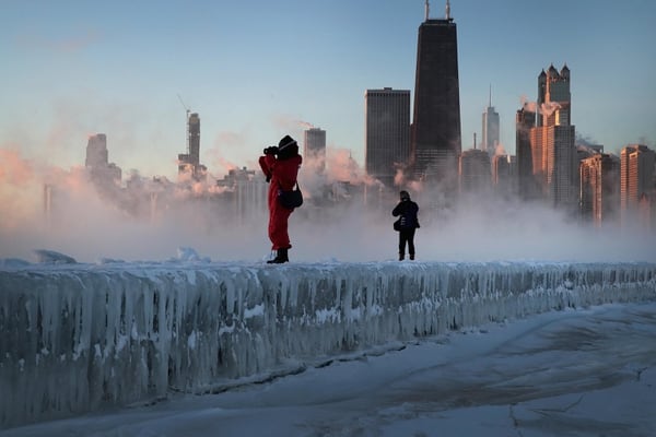 CHICAGO, ILLINOIS - JANUARY 31: Photographers shoot the sunrise despite temperatures hovering around -20 degrees and wind chills nearing -50 degrees on January 31, 2019 in Chicago, Illinois. Businesses and schools have closed, Amtrak has suspended service into the city, more than a thousand flights have been cancelled and mail delivery has been suspended as the city copes with record-setting low temperatures. Scott Olson/Getty Images/AFP == FOR NEWSPAPERS, INTERNET, TELCOS & TELEVISION USE ONLY==