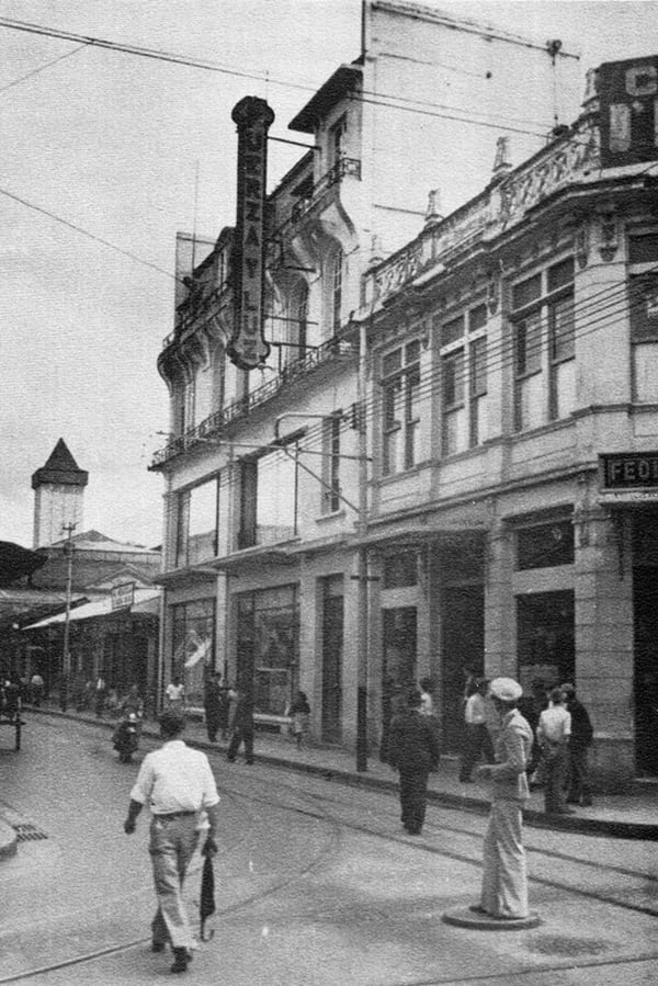 Edificio de la CompaÃ±Ã­a de Fuerza y Luz, en Avenida Central calles Central y 1, hacia 1950. FotografÃ­a de autor no determinado. / FotografÃ­a: AndrÃ©s FernÃ¡ndez para LN.
