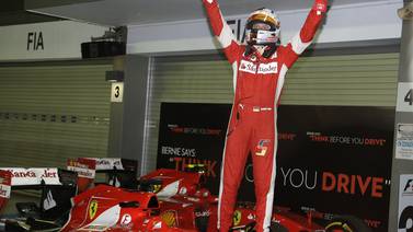 Vettel gana en Singapur y Hamilton se retira en media carrera