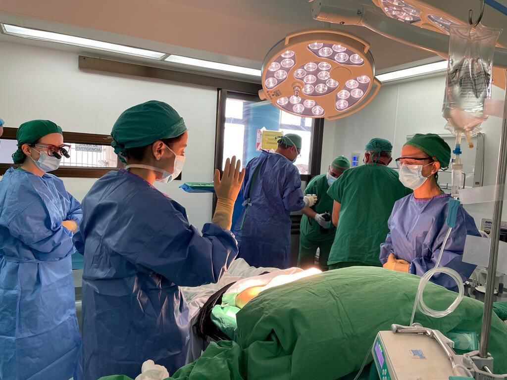 Foto del primer trasplante de riñón con donante vivo realizado en el hospital Max Peralta Jiménez, de Cartago, el 13 de diciembre del 2022. 