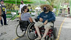 Playa Espadilla en Quepos estrena pasarelas para sillas de ruedas hechas con tapas plásticas