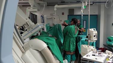 Desorden en uso de aparatos cardíacos obliga al San Juan de Dios a controlar a cirujanos y proveedores