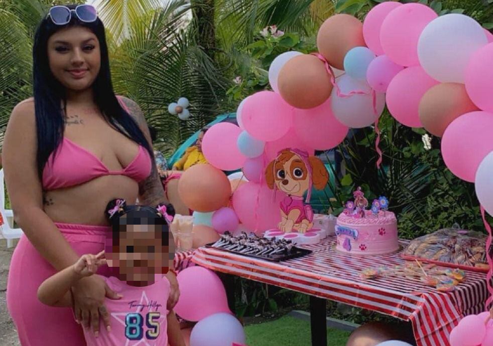 Kristtel Fernández junto a su hija en la fiesta de cumpleaños número tres de la pequeña. Ambas fueron asesinadas la noche del martes en Limón. 