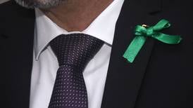 ¿Qué significa el lazo verde que muchos llevan en su ropa estos días?