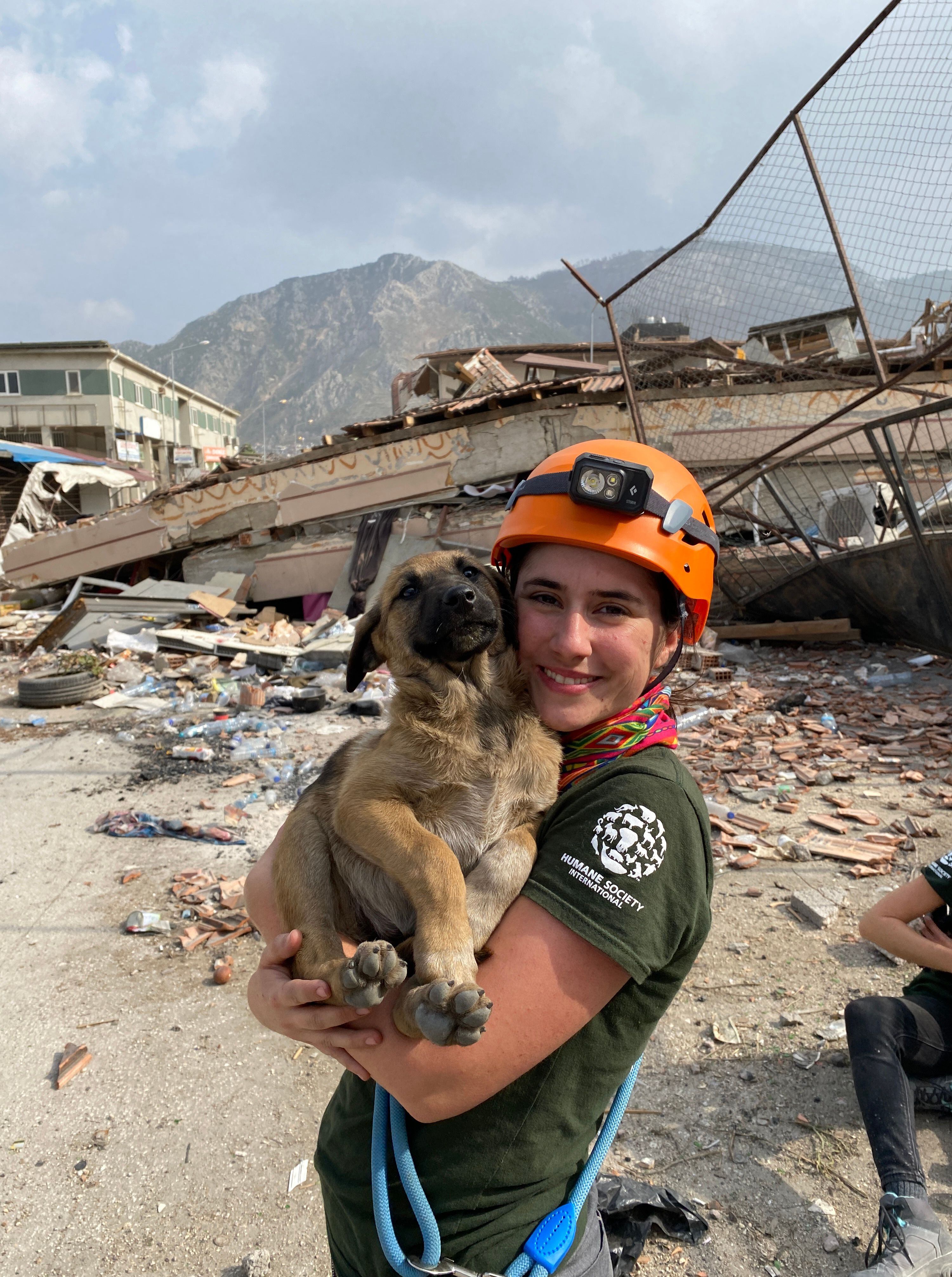 Sofía Herra posa con uno de los perriitos rescatados tras el terremoto de Turquía. Foto: HSI para LN