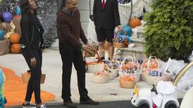 'Mini Papa' se lleva máximo premio de Halloween en Casa Blanca