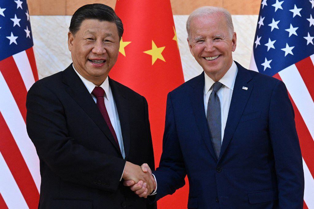 El presidente de Estados Unidos, Joe Biden, y su homólogo chino, Xi Jinping, se saludan previo a una reunión en noviembre del 2022.