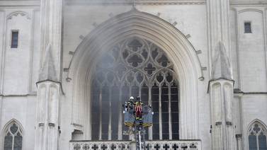 Incendio causa daños en la catedral gótica de la ciudad francesa de Nantes
