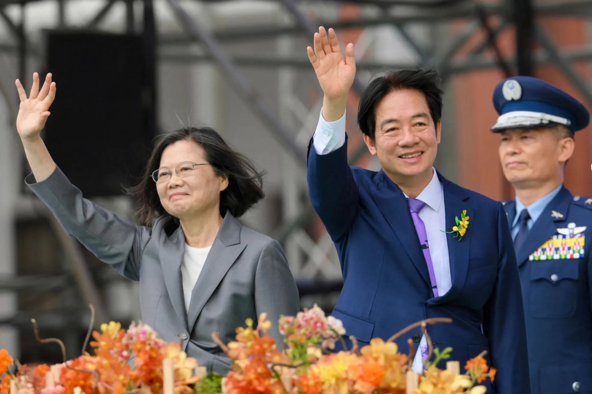 El nuevo presidente de Taiwán, William Lai Ching-te (derecha), saluda junto a la presidenta saliente, Tsai Ing-wen, durante la ceremonia de inauguración (Sam Yeh/AFP)
