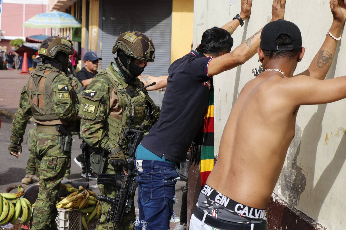 El presidente de Ecuador, Daniel Noboa, dio órdenes el martes de "neutralizar" a las bandas criminales después de que hombres armados irrumpieran y abrieran fuego en un estudio de televisión.