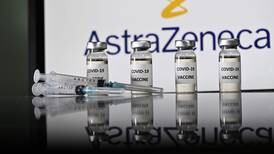 Vacuna de AstraZeneca es segura en adultos mayores y genera respuesta inmune