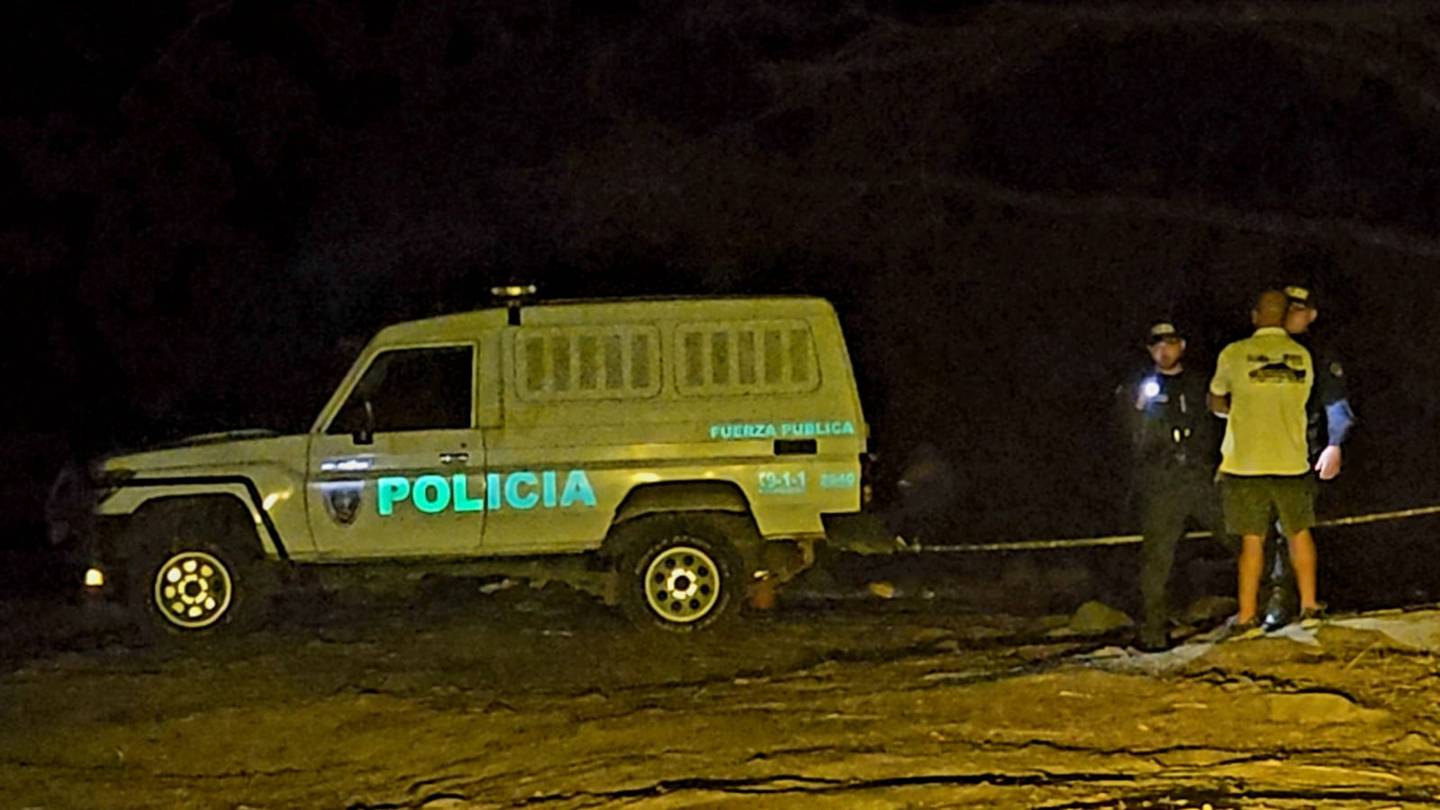 Oficiales de la Fuerza Pública resguardaban la escena la noche de este domingo a la espera de que el OIJ realizara el levantamiento del cuerpo. Foto: Édgar Chinchilla.