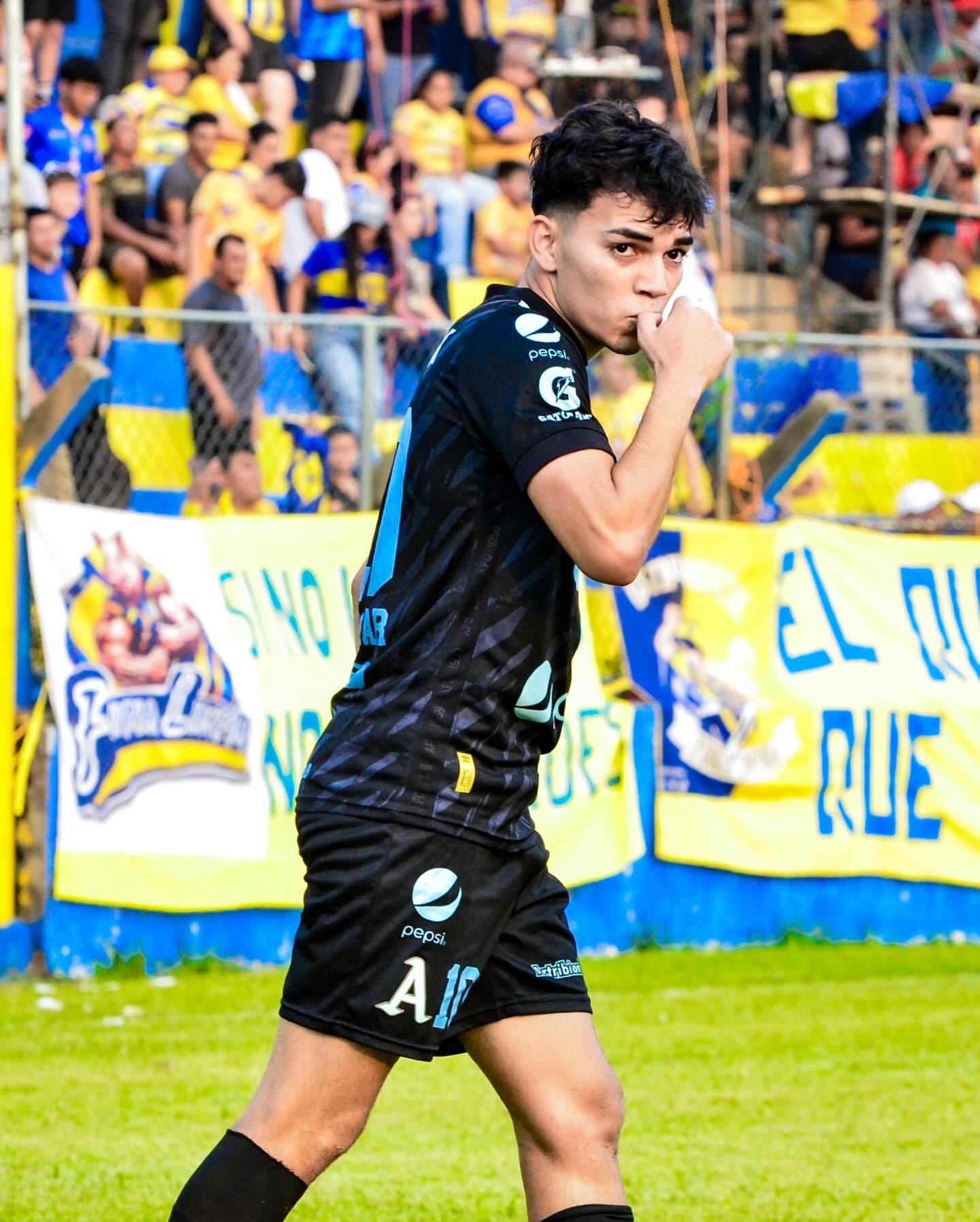 Leonardo Menjívar convirtió su primer gol con Alianza, un equipo tradicional de El Salvador. Él es ficha de Liga Deportiva Alajuelense.