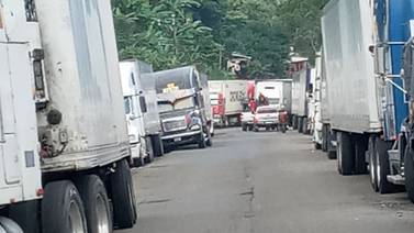 Transportistas hondureños protestan en puesto fronterizo Las Manos por visa a choferes ticos