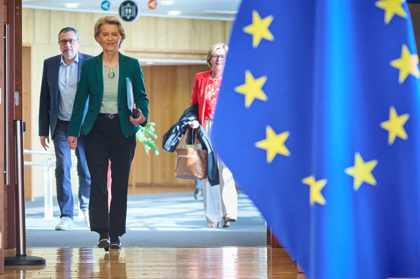 La presidenta de la Comisión Europea, Ursula von der Leyen, mostró su satisfacción por la aprobación de la ayuda económica por parte de los Estados Unidos a Ucrania.