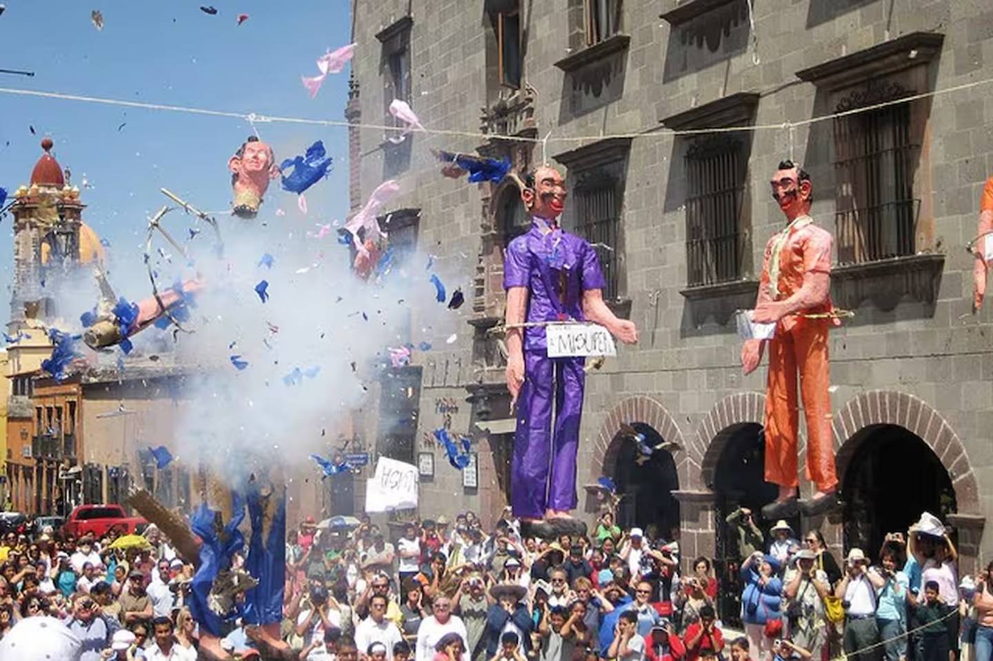En Pascua en varias localidades mexicanas se lleva a cabo “la quema de los Judas”. Fotografía: La Nación de Argentina.