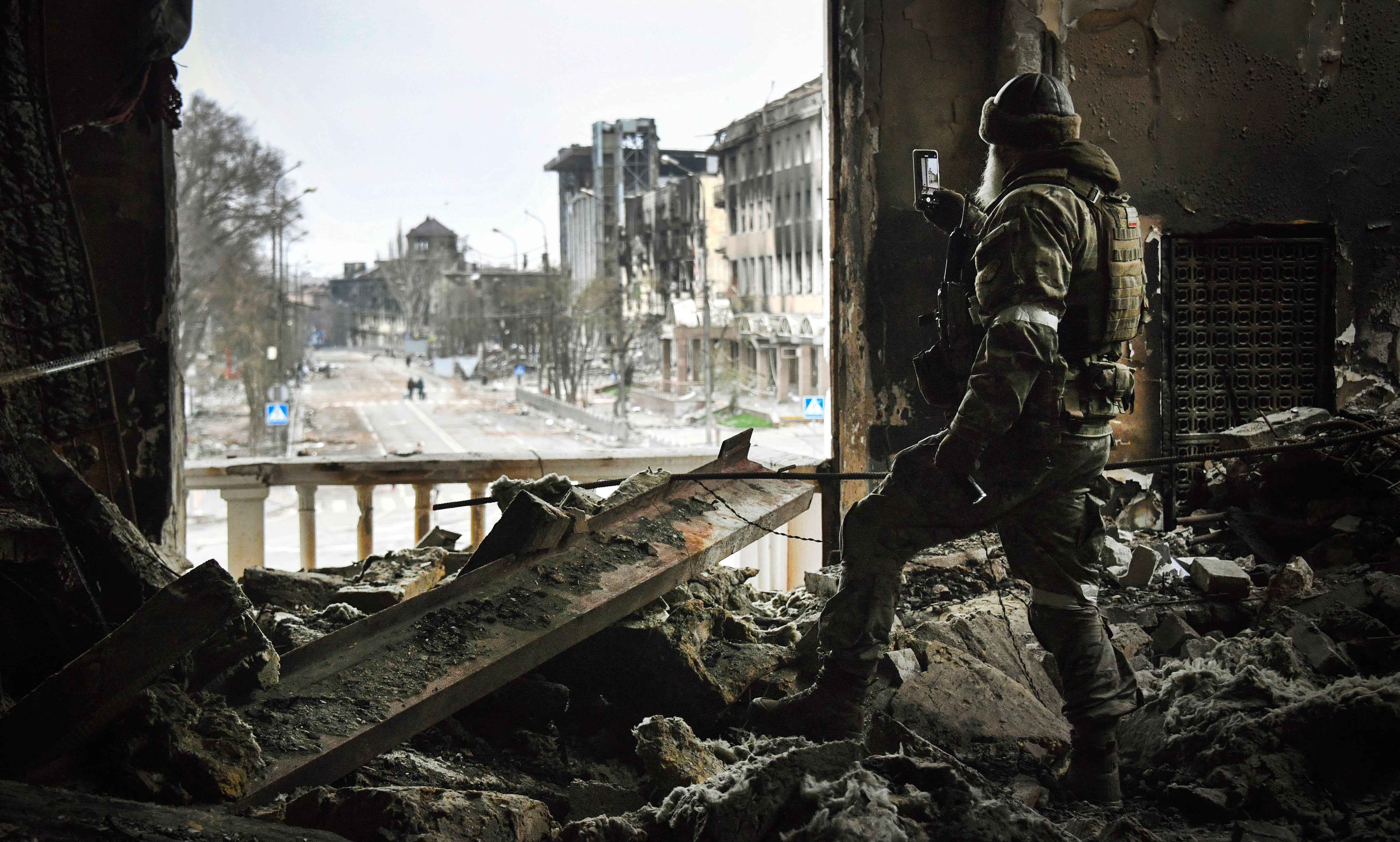 El 12 de abril de 2022, un soldado ruso patrullaba en las ruinas del teatro dramático de Mariupol, mientras las tropas invasoras intensificaban los esfuerzos para tomar la estratégica ciudad portuaria del este de Ucrania. 