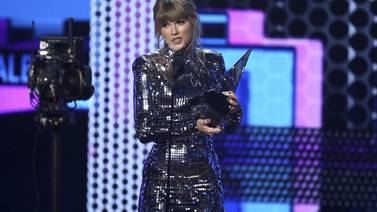 Taylor Swift desbanca a Whitney Houston y hace historia en los American Music Awards