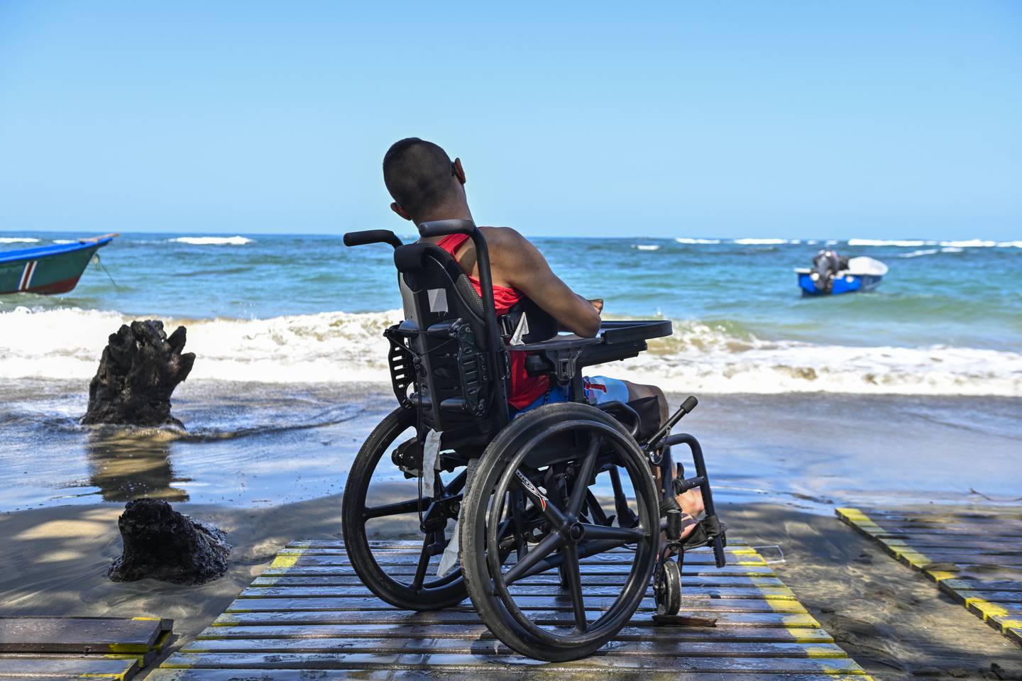 Alexander Brenes inauguró la rampa accesible y la silla anfibia, ambas hechas con plástico reciclado, en la playa Manzanillo.
