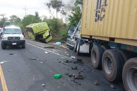 Video: choque de furgón y autobús deja una mujer fallecida y al menos 18 heridos en Orotina