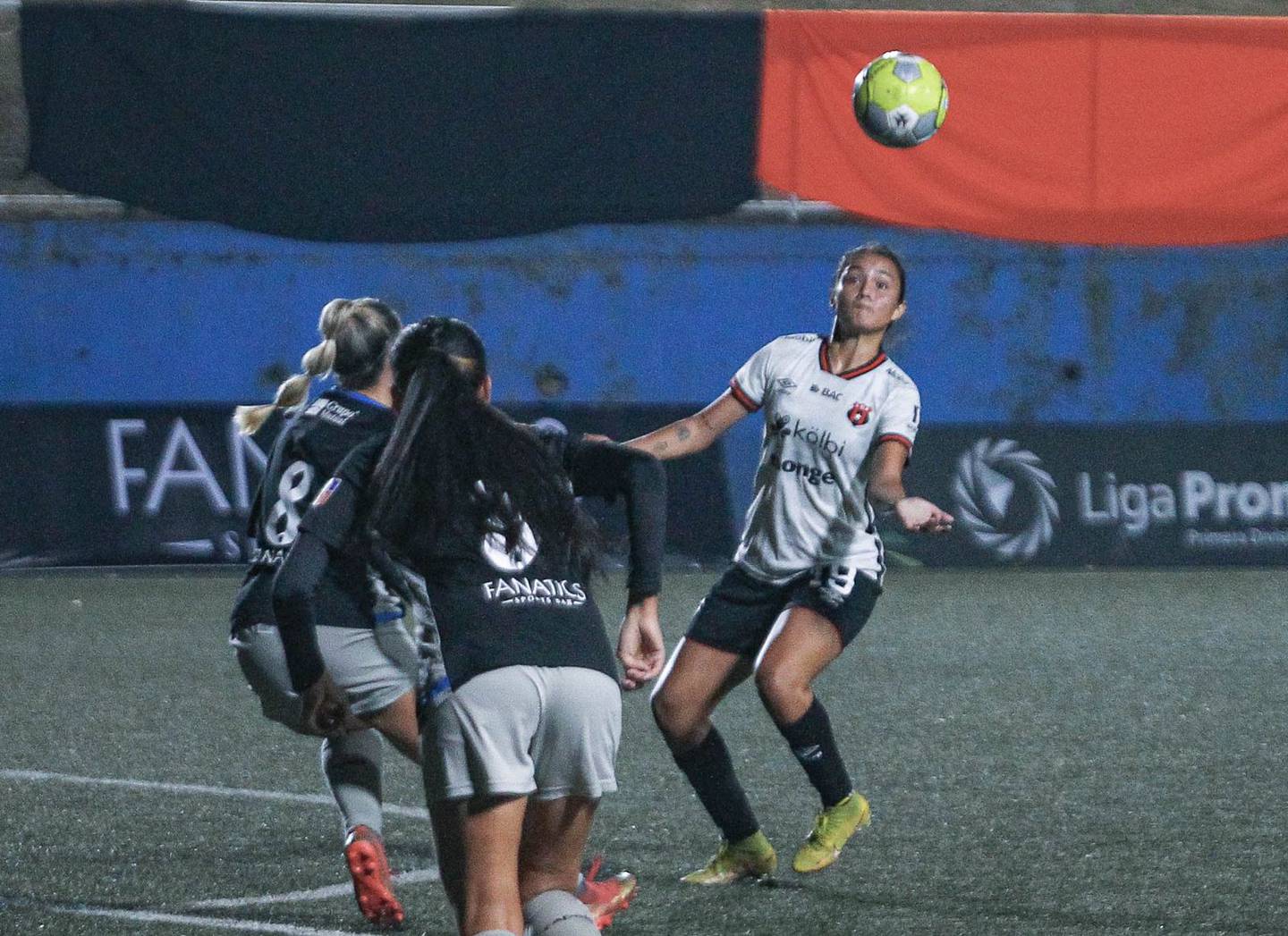 Ángela Mesén fue una de las jugadoras de Liga Deportiva Alajuelense que generó más peligro en el partido contra Dimas Escazú.
