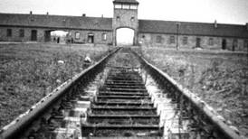 Un decreto no borra el Holocausto
