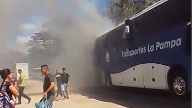 Autobús prende fuego en Santa Cruz; pasajeros saltaron por las ventanas
