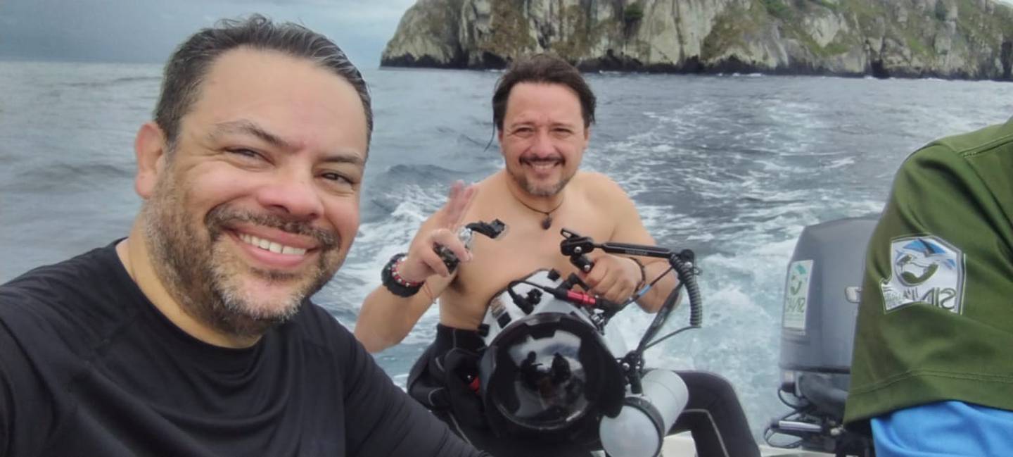 Víctor Fernández y John Durán en el bote antes de hacer buceo en la Isla del Coco