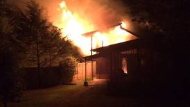 Incendio destruye casa de recreo del exministro Celso Gamboa