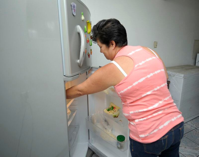 Una de las recomendaciones es evitar abrir el refrigerador durante los cortes de luz a fin de mantener la temperatura para la conservación de alimentos, pero también ayuda a reducir el consumo de energía en general.