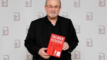 Ataque a Salman Rushdie: Irán niega ‘categóricamente’ cualquier relación con el hombre que apuñaló al escritor