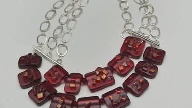 Diseñadora de joyas plasma sus vidrios en colección