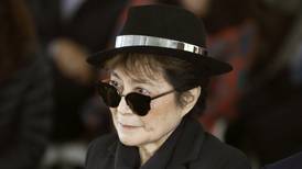 Yoko Ono fue hospitalizada  en Nueva York