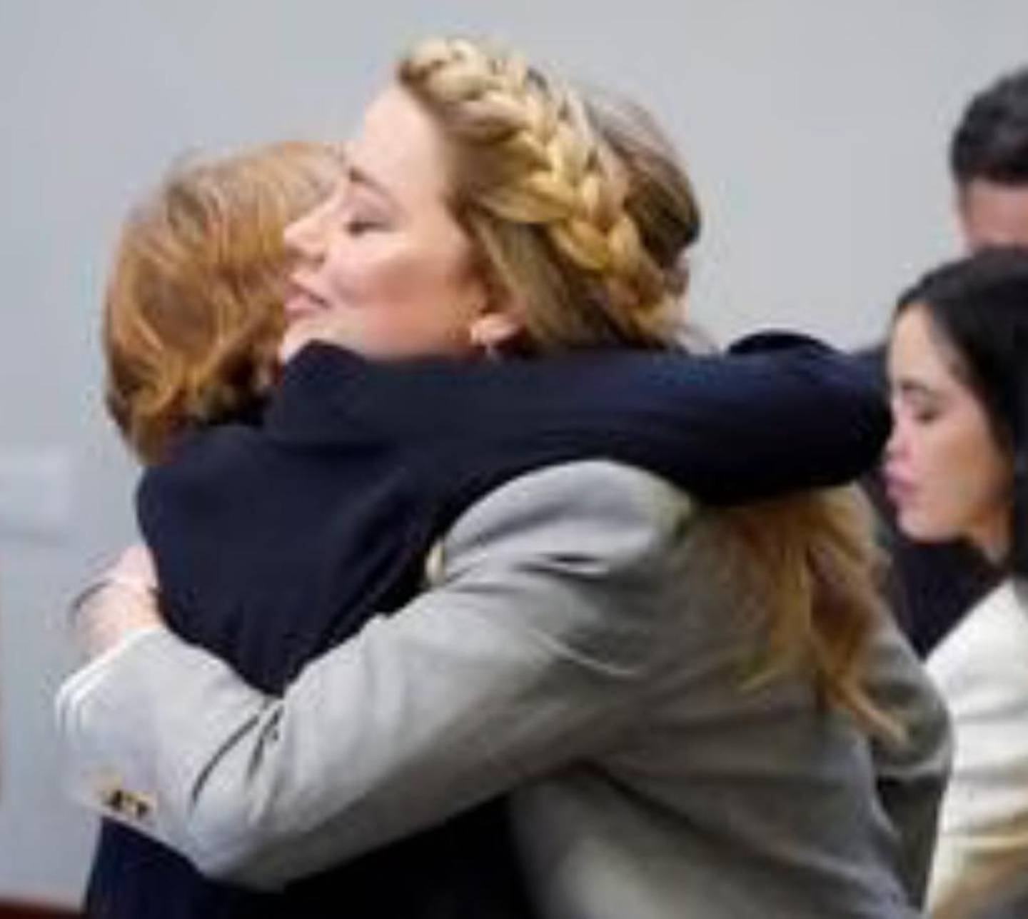 Amber Heard abranzando a su abogada Elaine Bredehoft cuando llegaron a la corte para dar los argumentos finales de su juicio contra Johnny Depp (Foto: AFP)