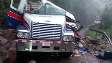 Conductor de camión fallece tras caída de deslizamiento en la ruta San José- Limón