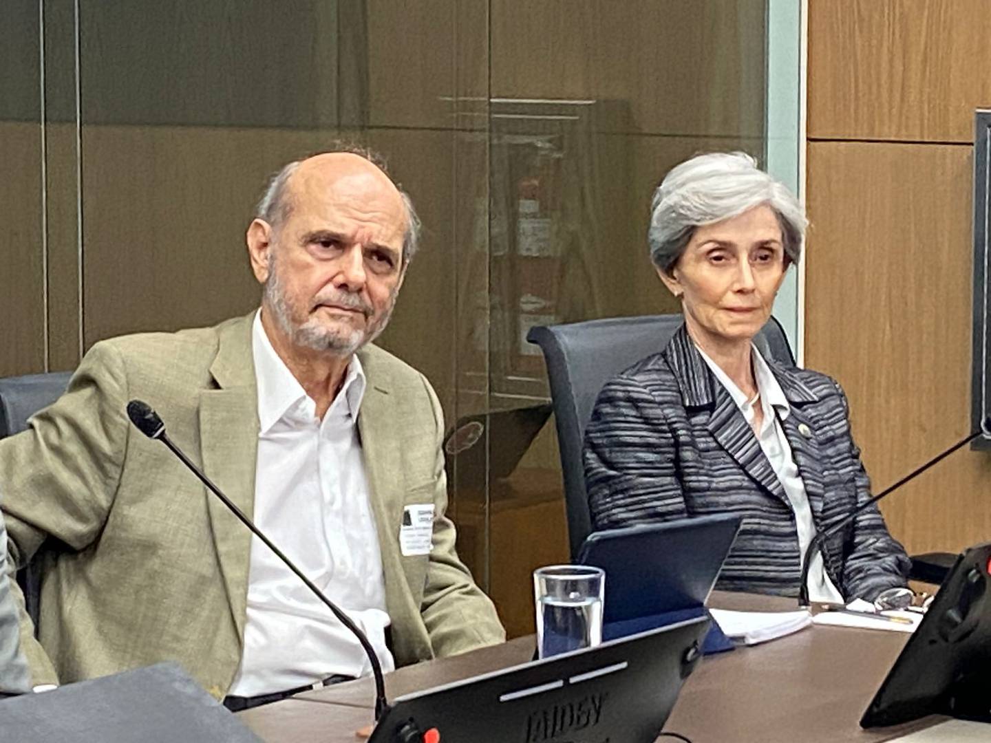 Max Soto y Silvia Charpentier, directivos del Banco Central, mantuvieron su rechazo el préstamo con el BCIE por $700 millones para infraestructura. Foto: Lucía Astorga