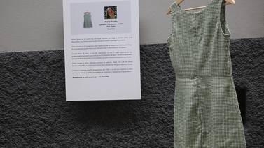‘Ella se ha ido’ grita una exhibición que muestra los vestidos de mujeres víctimas de feminicidio