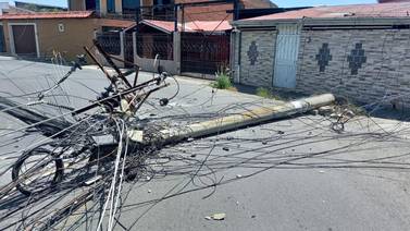 Grúa que transportaba ‘backhoe’ derriba poste eléctrico en Desamparados