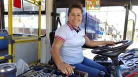 Profesora de Español dijo adiós a los tabúes y ahora conduce un autobús en Puntarenas