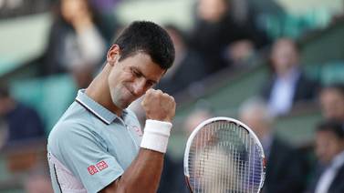Novak Djokovic avanza en Roland Garros