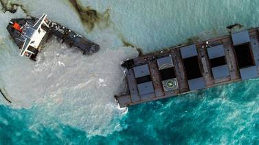 Barco que provocó vertido de petróleo en la isla Mauricio se parte en dos