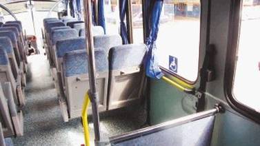 Empresa dice no saber cómo mujer fue expulsada de bus