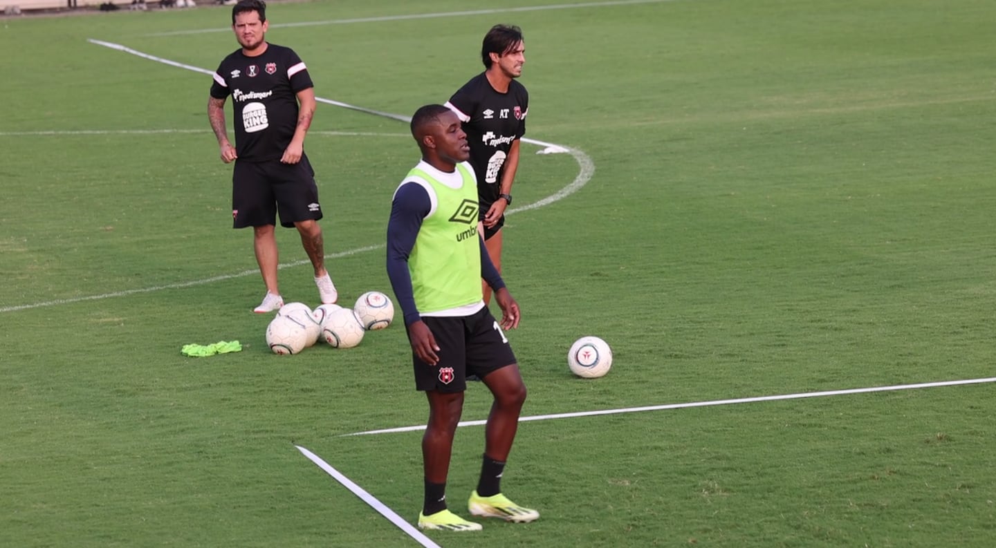 Joel Campbell completó su primera semana larga de entrenamiento con Alexandre Guimaraes en Liga Deportiva Alajuelense.