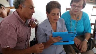 Aula portátil del tamaño de una valija permite a vecinos de La Unión familiarizarse con tabletas