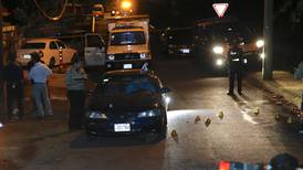 Gatilleros en moto acribillan a balazos a conductor de automóvil en Coronado