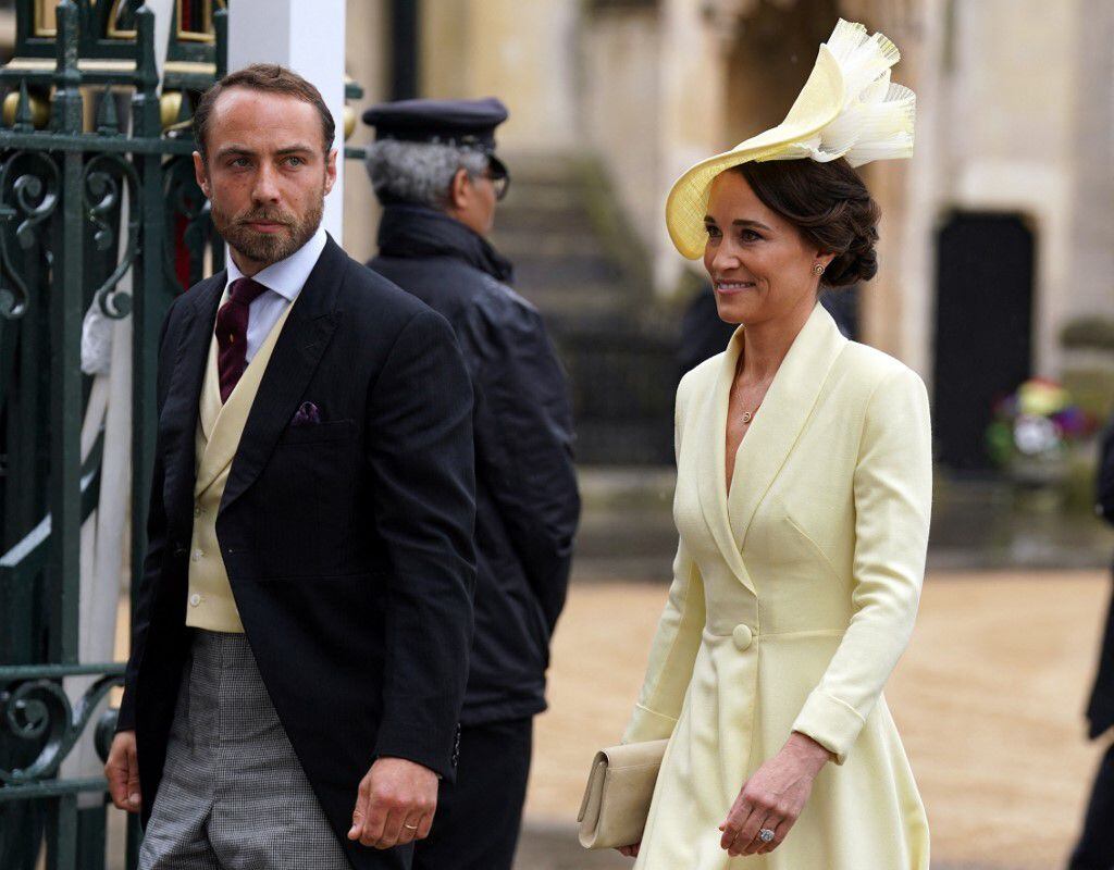 Los hermanos de la princesa Kate, Pippa y James Middleton también asistieron al evento. También de un amarillo claro, Pippa lució un vestido de manga larga y ajustado a la cintura con un botón. Su elegante sombrero le dio el toque 'royal'. 
El atuendo combinó perfectamente con el chaleco de James. 